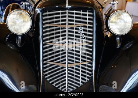 Gros plan d'une voiture ancienne avec une grande grille avant et deux lumières comme les yeux Banque D'Images