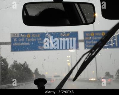 La pluie sur le pare-brise réduit la visibilité lors de la conduite en cas d'orage Banque D'Images