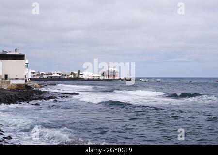 Site touristique local, l'insolite maison côtière Casa la Juanita (la Maison bleue) à côté de Playa del Charcon - Arrieta, Lanzarote (îles Canaries) Banque D'Images