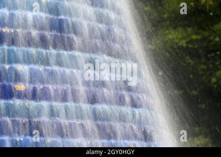 Eau sur une fontaine en mosaïque de carreaux dans le détail de l'exposition de Lisbonne Banque D'Images