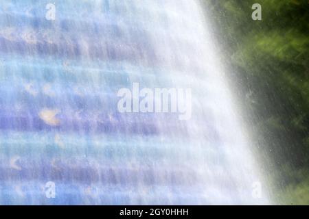 Eau sur une fontaine en mosaïque de carreaux dans le détail de l'exposition de Lisbonne Banque D'Images