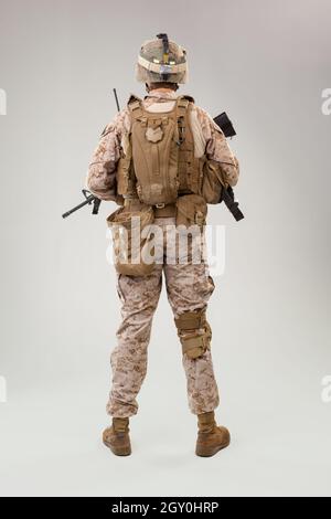 Vue arrière d'un militaire militaire l'opérateur des Marines de l'armée américaine a tiré un portrait Banque D'Images