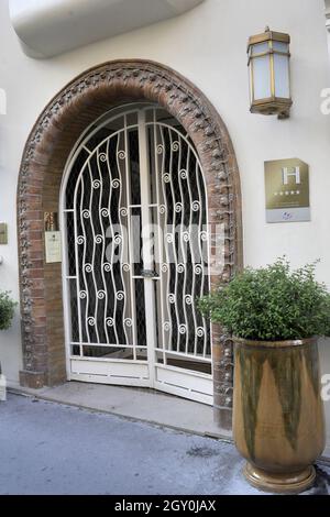 FRANCE.PARIS (75) LE MARAIS.4 E DISTRICT.9CONFIDENTIEL - PANNEAU HÔTEL CINQ ÉTOILES DE PHILIPPE STARCK - EST PROCHE APRÈS LA PANDEMIA COVID-19 Banque D'Images