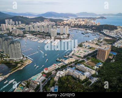 Un drone aérien a tiré sur le paysage urbain de la ville de Sanya, avec sa marina et ses bâtiments sur l'île tropicale chinoise de Hainan Banque D'Images