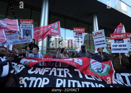 Londres, Angleterre, Royaume-Uni. 6 octobre 2021. Les conducteurs Uber ont organisé une manifestation devant le bureau de la société à l'est de Londres exigeant un meilleur taux par kilomètre, une commission de 15 % maximum, la transparence des frais facturés aux clients, aucun déplacement à tarif fixe, une surtaxe de 50 % sur les déplacements hors de la région, plus de désactivations injustes, le rétablissement de conducteurs injustement désactivés. (Image de crédit : © Tayfun Salci/ZUMA Press Wire) Banque D'Images