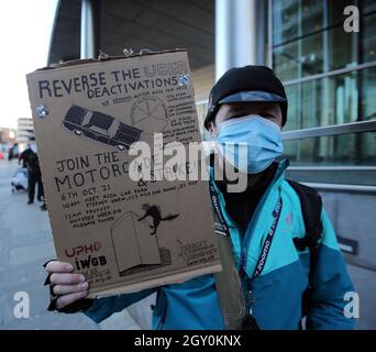 Londres, Angleterre, Royaume-Uni. 6 octobre 2021. Les conducteurs Uber ont organisé une manifestation devant le bureau de la société à l'est de Londres exigeant un meilleur taux par kilomètre, une commission de 15 % maximum, la transparence des frais facturés aux clients, aucun déplacement à tarif fixe, une surtaxe de 50 % sur les déplacements hors de la région, plus de désactivations injustes, le rétablissement de conducteurs injustement désactivés. (Image de crédit : © Tayfun Salci/ZUMA Press Wire) Banque D'Images