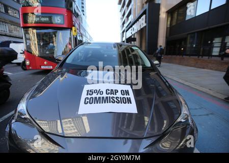 Londres, Angleterre, Royaume-Uni. 6 octobre 2021. Les conducteurs Uber ont organisé une manifestation devant le bureau de la société à l'est de Londres exigeant un meilleur taux par kilomètre, une commission de 15 % maximum, la transparence des frais facturés aux clients, aucun déplacement à tarif fixe, une surtaxe de 50 % sur les déplacements hors de la région, plus de désactivations injustes, le rétablissement de conducteurs injustement désactivés. (Image de crédit : © Tayfun Salci/ZUMA Press Wire) Banque D'Images