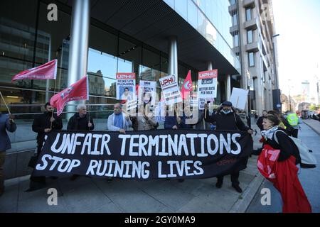 Londres, Angleterre, Royaume-Uni. 6 octobre 2021. Les conducteurs Uber ont organisé une manifestation devant le bureau de la société à l'est de Londres exigeant un meilleur taux par kilomètre, une commission de 15 % maximum, la transparence des frais facturés aux clients, aucun déplacement à tarif fixe, une surtaxe de 50 % sur les déplacements hors de la région, plus de désactivations injustes, le rétablissement de conducteurs injustement désactivés. (Image de crédit : © Tayfun Salci/ZUMA Press Wire) Banque D'Images