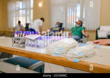 Pile de poches de sang propres vides et test en tube pour laboratoire de recherche placé dans le rack pour prendre l'analyse. Banque D'Images