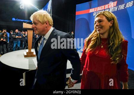 Manchester, Royaume-Uni. 06e octobre 2021. Manchester, Royaume-Uni. Le mercredi 6 octobre 2021 . Le très honorable Boris Johnson, député, premier ministre, premier seigneur du Trésor, ministre de la fonction publique et ministre de l'Union, se joint à ma femme Carrie pour terminer son discours-programme à la conférence. Crédit de la conférence 2021 du Parti conservateur : Julie Edwards/Alay Live News Banque D'Images