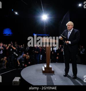 Manchester, Royaume-Uni. 06e octobre 2021. Manchester, Royaume-Uni. Le mercredi 6 octobre 2021 . Le député Boris Johnson, premier ministre, premier seigneur du Trésor, ministre de la fonction publique et ministre de l'Union, prononce son discours liminaire. Crédit de la conférence 2021 du Parti conservateur : Julie Edwards/Alay Live News Banque D'Images