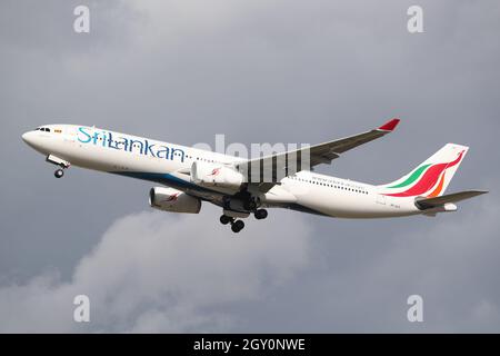 SriLankan Airlines Airbus A330 4R ALR décollage de l'aéroport de Londres Heathrow, Royaume-Uni Banque D'Images