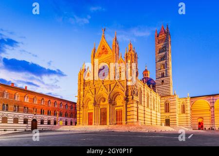 Sienne, Italie. La cathédrale de Sienne (Duomo di Siena) à la tombée de la nuit. Banque D'Images