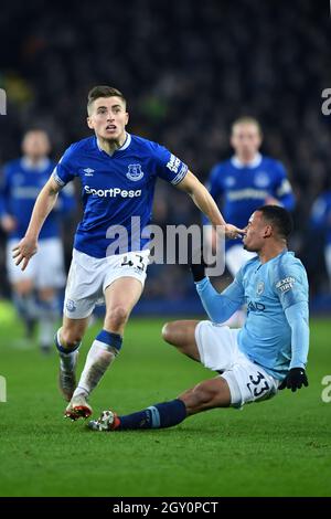 Le Gabriel Jesus de Manchester City est abordé par Jonjoe Kenny d'Everton Banque D'Images