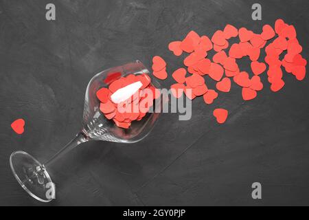 Carte de voeux pour la Saint-Valentin avec verres à vin et coeurs sur fond de pierre.Vue de dessus avec un endroit pour vos salutations. Banque D'Images