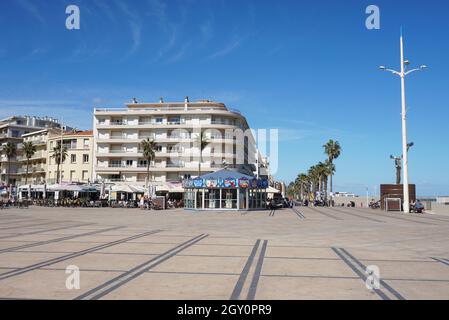 Canet-Plage, France - vue sur la place de la Mediterrània le jour du ciel bleu Banque D'Images