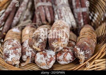 Saucisse vendue dans un marché sur la place Richelle à Aix-en-Provence, dans le sud de la France Banque D'Images