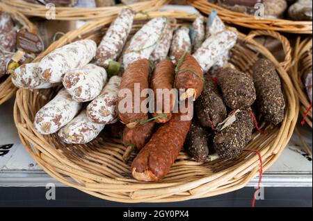 Saucisse vendue dans un marché sur la place Richelle à Aix-en-Provence, dans le sud de la France Banque D'Images