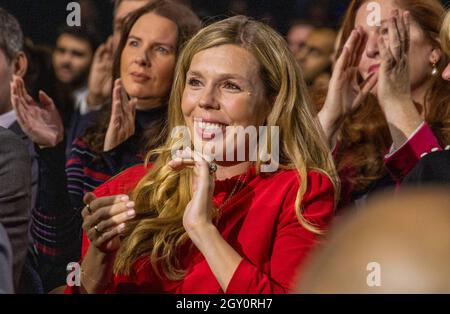 Manchester, Royaume-Uni.6 octobre 2021.Carrie Johnson.L'épouse du premier ministre Boris Johnson, pendant que son mari, Boris, observe son discours lors de la Conférence annuelle du Parti conservateur.Crédit : Mark Thomas/Alay Live News Banque D'Images