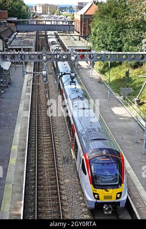 Vue aérienne en haut et à l'avant cabine Grand train de voyageurs Anglia arrivant à la gare de banlieue Billericay plate-forme Essex Angleterre Royaume-Uni Banque D'Images