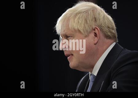 Manchester, Royaume-Uni. 06e octobre 2021. Le Premier ministre britannique Boris Johnson prononce son discours d’ouverture à la conférence du parti conservateur de 2021 à Manchester, le mercredi 06 octobre 2021. Photo de Hugo Philpott/UPI crédit: UPI/Alay Live News Banque D'Images