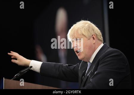 Manchester, Royaume-Uni. 06e octobre 2021. Le Premier ministre britannique Boris Johnson prononce son discours d’ouverture à la conférence du parti conservateur de 2021 à Manchester, le mercredi 06 octobre 2021. Photo de Hugo Philpott/UPI crédit: UPI/Alay Live News Banque D'Images