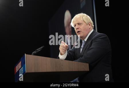 Manchester, Royaume-Uni. 06e octobre 2021. Le Premier ministre britannique Boris Johnson prononce son discours d’ouverture à la conférence du parti conservateur de 2021 à Manchester, le mercredi 06 octobre 2021. Photo de Hugo Philpott/UPI crédit: UPI/Alay Live News Banque D'Images