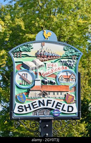 Gros plan la ville de Shenfield signe des références historiques de l'époque romaine et logo de la nouvelle ligne de train Crossrail Elizabeth qui dessert ici, dans l'Essex, au Royaume-Uni Banque D'Images