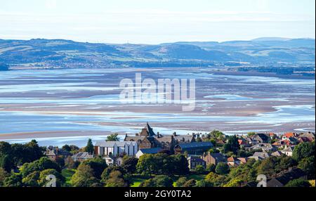 Dundee, Tayside, Écosse, Royaume-Uni. 6 octobre 2021. Météo au Royaume-Uni : chaud soleil d'automne le matin à travers le nord-est de l'Écosse avec des températures atteignant 15°C. Le soleil d'automne chaud créant des dunes de sable à marée basse spectaculaires sur la rivière Tay observé de la "loi" les restes d'un seuil volcanique et est le point de vue le plus élevé de la ville. Crédit : Dundee Photographics/Alamy Live News Banque D'Images