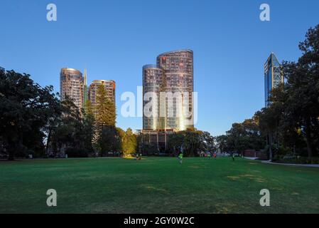 Australie occidentale, Perth.L'hôtel Ritz-Carlton de luxe et les tours d'appartements résidentiels d'Elizabeth Quay photo © Fabio Mazzarella/Sintesi/Alamy St Banque D'Images