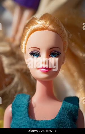 Close-up of a Barbie Doll face aux cheveux blonds Banque D'Images