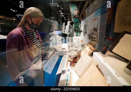 Victoria Ingles, conservateur principal au Musée national de la Marine royale, regarde un exposé lors d'un aperçu de la presse pour l'exposition Night Hunters: The Royal Navy's Coastal Forces at War au Musée de l'explosion de puissance de feu de la Marine à Gosport, dans le Hampshire. Date de la photo: Mercredi 6 octobre 2021. Banque D'Images