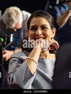 Manchester, Angleterre, Royaume-Uni. 6 octobre 2021. PHOTO : le Premier ministre du Royaume-Uni et le chef du parti conservateur du Royaume-Uni se terminent en prenant la parole à la Conférence nationale avec son discours clé pour construire mieux, (à droite) Carrie Symonds; Conférence du parti conservateur #CPC21. Crédit : Colin Fisher/Alay Live News Banque D'Images