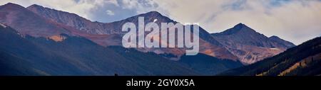 Panorama des montagnes du désert avec éclairage sombre et Humber hue Banque D'Images