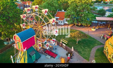 Tourist Ferris Wheel vers le haut de l'antenne avec le village hollandais en arrière-plan Banque D'Images