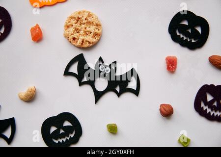 Biscuits faits maison et décorations feutrés de citrouilles, bars avec noix et fruits confits.Les vacances d'automne concept, astuce ou régalez-vous.Photo de haute qualité. Banque D'Images