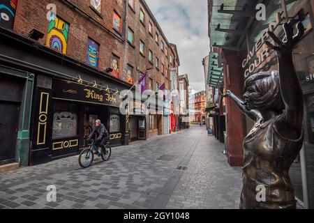 Une statue de Cilla Black est considérée comme un homme passant devant des bars fermés sur Mathew Street, site de la Cavern, dans le centre-ville de Liverpool qui est maintenant sous les restrictions de niveau 3, Merseyside, Royaume-Uni Banque D'Images