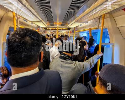 Londres, Royaume-Uni. 6 octobre 2021. Les navetteurs se tenant dans un train de métro très fréquenté sur la Metropolitan Line pendant l'heure de pointe du matin. De plus en plus de travailleurs retournent au bureau à la fin de l'exercice. Credit: Stephen Chung / Alamy Live News Banque D'Images