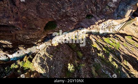 Vue sur le canyon avec la rivière en bas Banque D'Images