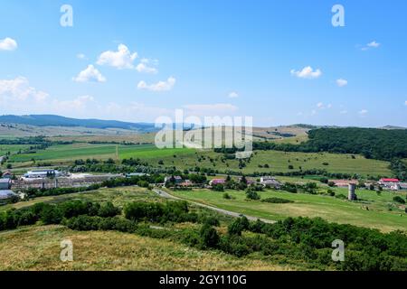 Vue depuis les murs en pierre de la Citadelle de Rupea (Cetatea Rupea) après rénovation vers une petite ville du comté de Brasov, en Transylvanie Banque D'Images