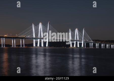 Le pont du gouverneur Mario M. Cuomo, illuminé de lumières blanches, traverse la rivière Hudson au crépuscule du matin. Banque D'Images