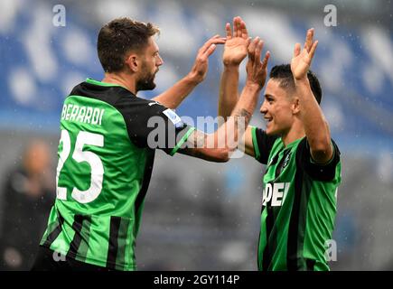 REGGIO NELl'EMILIA, ITALIE - SEPTEMBRE 26: Domenico Berardi des États-Unis Sassuolo célèbre avec ses coéquipiers Giacomo Raspadori après avoir inscrit son but, pendant la série Un match entre les États-Unis Sassuolo et les États-Unis Salernitana au stade Mapei - Citta' del Tricolore le 26 septembre 2021 à Regnell'Emilia, Italie. (Photo par MB Media) Banque D'Images