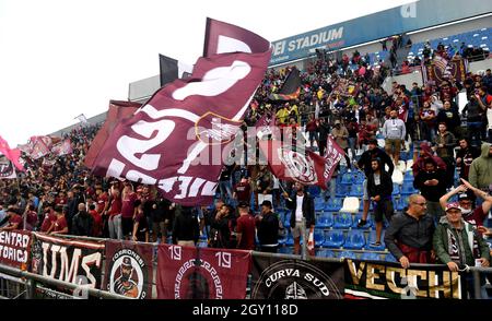 REGGIO NELl'EMILIA, ITALIE - SEPTEMBRE 26: Fans de l'US Salernitana, pendant la série Un match entre l'US Sassuolo et l'US Salernitana au Mapei Stadium - Citta' del Tricolor le 26 septembre 2021 à Reggio nell'Emilia, Italie. (Photo par MB Media) Banque D'Images