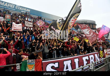 REGGIO NELl'EMILIA, ITALIE - SEPTEMBRE 26: Fans de l'US Salernitana, pendant la série Un match entre l'US Sassuolo et l'US Salernitana au Mapei Stadium - Citta' del Tricolor le 26 septembre 2021 à Reggio nell'Emilia, Italie. (Photo par MB Media) Banque D'Images