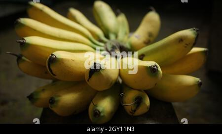 Image de foyer d'un groupe de bananes dorées isolées à vignette noire Banque D'Images
