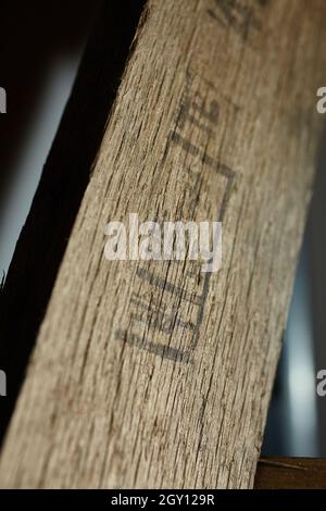 Panneau en bois très éclairé avec combustion Banque D'Images