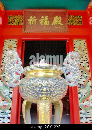 Un temple de couleur rouge majoritaire à Jakarta, en Indonésie Banque D'Images