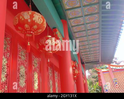 Un temple de couleur rouge majoritaire à Jakarta, en Indonésie Banque D'Images