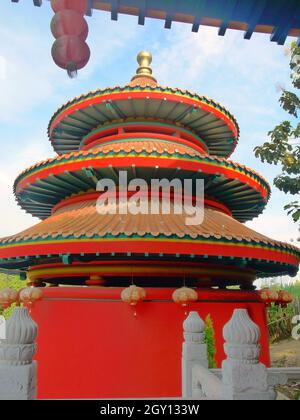 Un temple de couleur rouge majoritaire à Jakarta, en Indonésie Banque D'Images