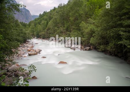 Le fleuve Veneon dans la région des Oisans, France Banque D'Images